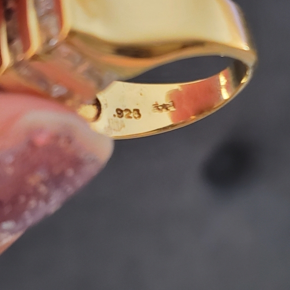 Beautiful and Unique Vintage V Ring 925 Stamped size 8 - Picture 5 of 5